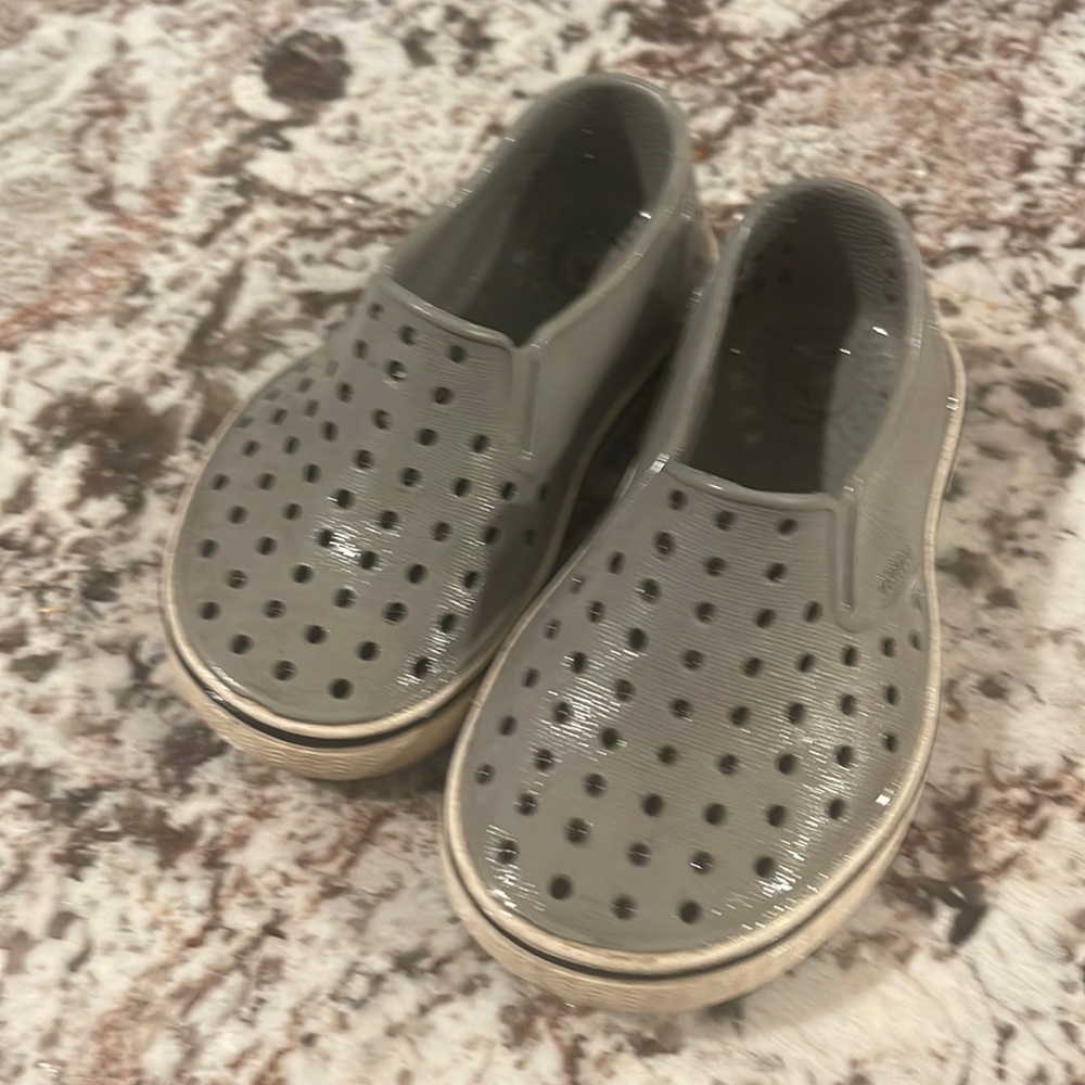 Native grey toddler shoe size 7